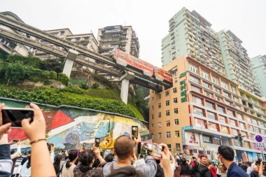 KINESKI GRAD, ČUDO ARHITEKTURE! Raste samo u visinu i jedini na svetu ima voz koji prolazi kroz zgradu (FOTO,VIDEO)