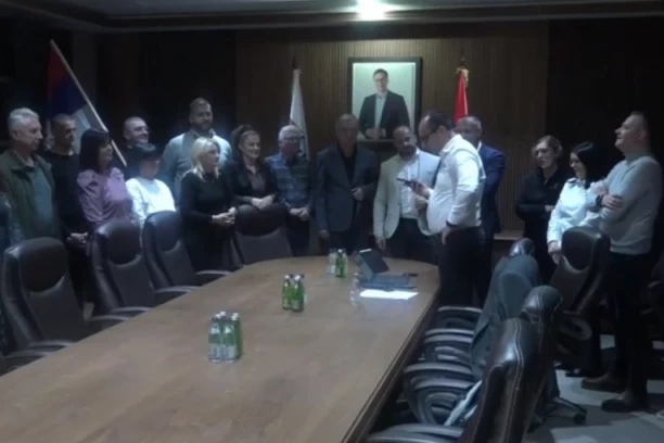 "PONOSAN NA VAS, NA VAŠU BORBU, NA NAŠ NAROD NA KIM!" Vučić se uključio uživo u štab Srpske liste: "NE MOGU DA UKINU SRPSKO IME I PREZIME NIKADA!"