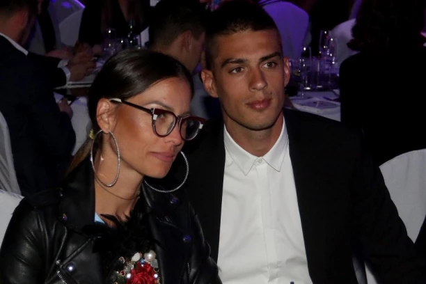 OBJAVLJENA FOTOGRAFIJA IZ DOMA MIRKE VASILJEVIĆ I VUJADINA SAVIĆA! Glumica postavila ključno pitanje, poruke joj neprestano stižu!