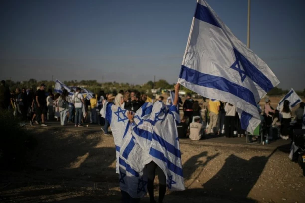 ISTORIJSKI TRENUTAK: Oslobođena prva grupa izraelskih talaca - među njima i Alon Ohel (VIDEO)
