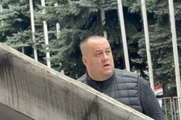 RAZARAJUĆE SCENE PRED KOMEMORACIJU HALIDA BEŠLIĆA: Njegov sin stigao pre svih, nećete verovati u kakvom je stanju! (VIDEO)