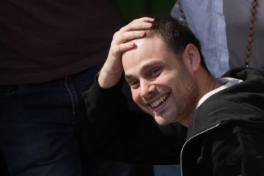 SRCE DA PREPUKNE! Alon Ohel u BOLNICI SVIRA KLAVIR nakon dve godine! NAPISAO I PESMU KOJA GAĐA U DUŠU (FOTO)(FOTO)