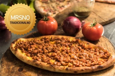 ZABORAVLJENA PITA PASTRMAJLIJA – KADA JE JEDNOM PROBATE, UVEK ĆETE JE PRAVITI: Stari recept koji okuplja porodicu i budi toplinu doma