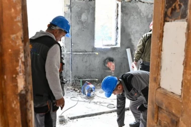 BEZBEDNOST DECE VAŽNIJA OD ROKOVA! Rekonstruiše se škola u Sremskim Karlovcima, oglasio se predsednik opštine! (FOTO, VIDEO)