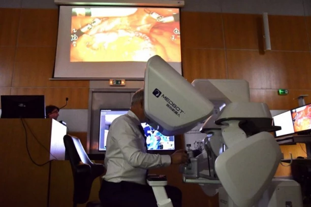 IZVEDENA PRVA ROBOTSKI ASISTIRANA TELEHIRURŠKA OPERACIJA U SRBIJI! Lekar bio u Beogradu, a pacijent U BELGIJI!