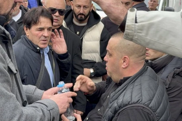 DINU BEŠLIĆU POZLILO NAKON VESTI O SMRTI MAJKE! Prvo oglašavanje menadžera porodice - SEJDA JE MALOPRE UMRLA!