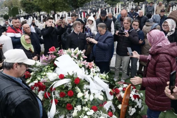 GROB HALIDA BEŠLIĆA SE NE VIDI OD CVEĆA! Na vrhu buketi Aleksandra Vučića i Željka Mitrovića! (GALERIJA, VIDEO)