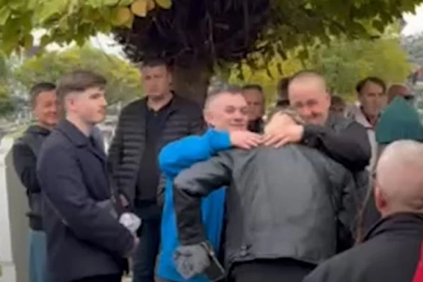 EMOTIVNE SCENE NA GROBLJU! Sin Halida Bešlića se polomio od bola, zagrlio poznatog pevača! (VIDEO)