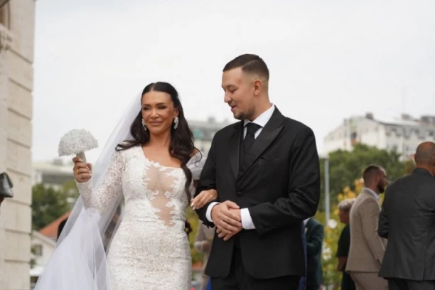 MLADA IMALA NEZGODU NA PUTU KA RESTORANU! Drama na venčanju Uroša Živkovića, U MOMENTU SVE STALO! (VIDEO)