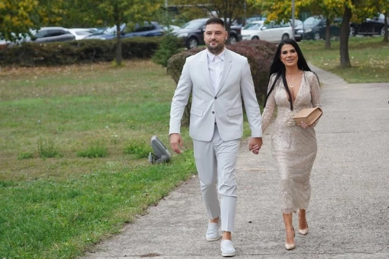 ZAVIRITE U GALA SLAVLJE! Ljuba Perućica slavi prvi rođendan ćerke Katje! Ovo nas je dočekalo na ulazu! (VIDEO)