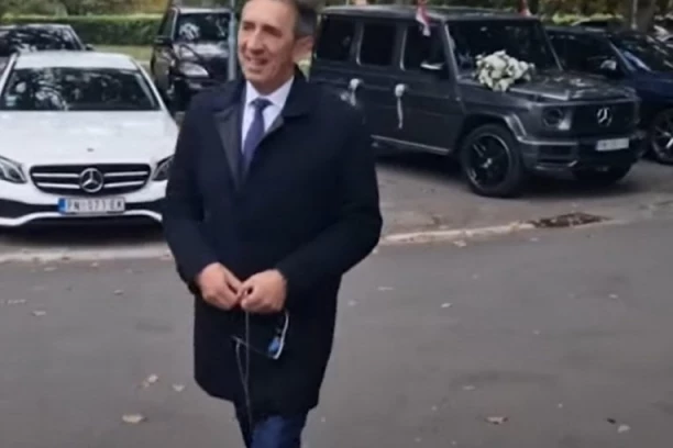 ŽIKA JAKŠIĆ SE POJAVIO KOD UROŠA I JOVANE NA VESELJU! Evo kako se popularni voditelj sada kreće! (VIDEO)