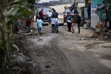 KATASTROFALNE POPLAVE U MEKSIKU! Bujice odnele nekoliko desetina života, SUMNJA SE DA JE CIFRA MNOGO VEĆA (FOTO)