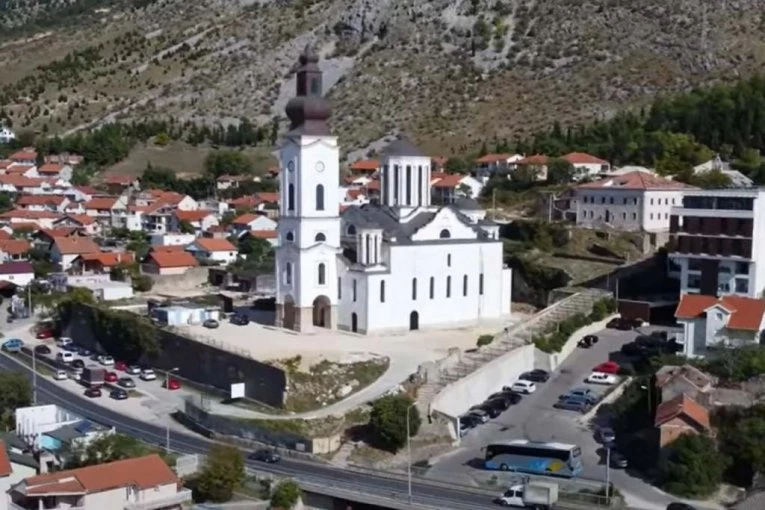 UZNEMIRUJUĆI SIMBOLI NA SVETOM MESTU: Grafiti s ratnim aluzijama na Muzeju Saborne crkve u Mostaru  zabrinuli sveštenstvo i diplomatsko osoblje