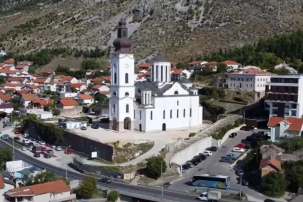 UZNEMIRUJUĆI SIMBOLI NA SVETOM MESTU: Grafiti s ratnim aluzijama na Muzeju Saborne crkve u Mostaru  zabrinuli sveštenstvo i diplomatsko osoblje