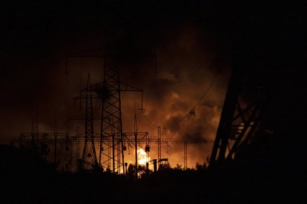 STRAHOVIT RUSKI UDAR NA HARKOV! Grad u mrklom mraku koji osvetljavaju samo eksplozije (FOTO)