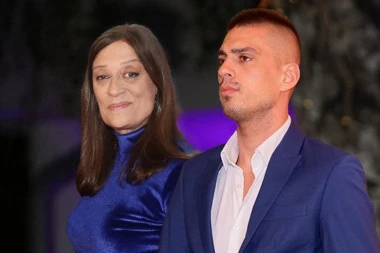 MAJKA VUJADINA SAVIĆA MORALA HITNO DA SE ISELI IZ ZEMLJE: Poznatoj voditeljki se svet preokrenuo tad!