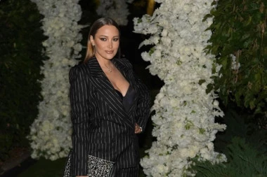 PRIJA NAPRAVILA HAOS NA VENČANJU UROŠA ŽIVKOVIĆA! Nastao kolaps kad se latila mikrofona! (VIDEO)