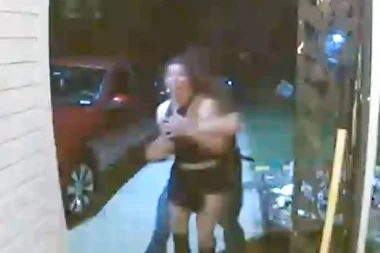 ZGRABIO JE SVOM SNAGOM, ONA VRIŠTALA IZ SVEG GLASA: Užasni snimak otmice na ulici obišao svet (VIDEO)