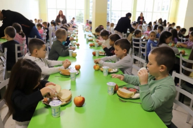 STIGLA DOBRA VEST! Svi borski osnovci uz besplatne udžbenike i rančeve od danas imaju i besplatnu užinu!