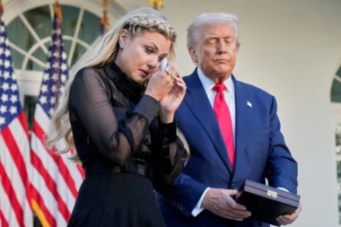 SUZE I EMOCIJE U BELOJ KUĆI: Tramp odlikovao Čarlija Kirka - ceremonija rasplakala naciju! (VIDEO)