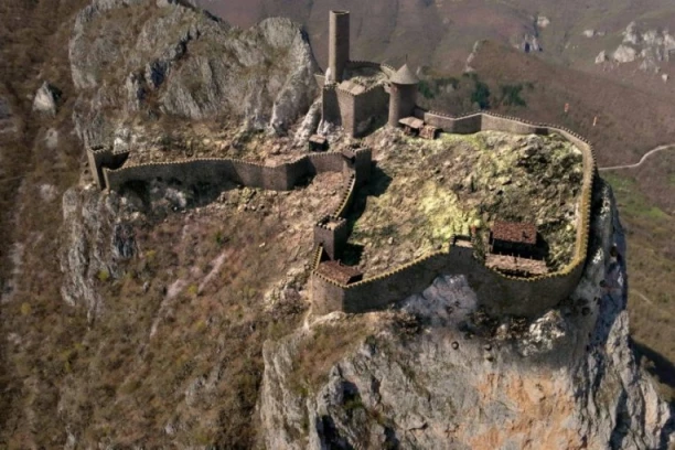 TVRĐAVA BOSANSKIH VELIKAŠA ZIDANA MLEKOM: U petoj epizodi "Izgubljeni gradovi Balkana" videli smo kako je nekad izgledao Samobor!