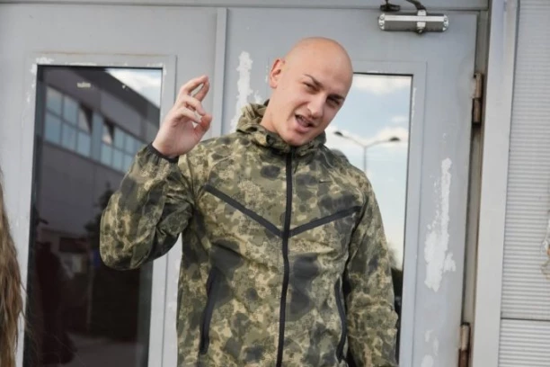 OGLASILA SE GOSPOĐA KOJU JE DESINGERICA ISPIPAO! Milioni širom sveta pogledali njegov snimak, ona BESNA KAO RIS! (VIDEO)