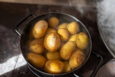 Isprobani trik domaćica: Dodajte OVAJ sastojak u vodu i krompir se neće raspasti tokom kuvanja!