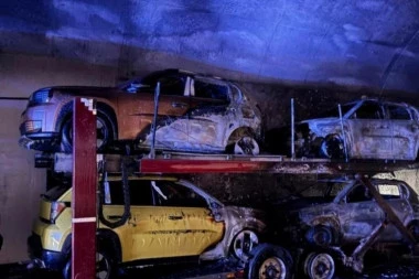 TEŠKA DRAMA U TUNELU U CRNOJ GORI! Goreo kamion pun električnih automobila sa litijum-jonskim baterijama! (FOTO)