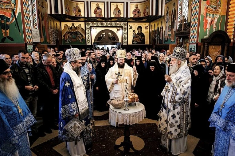 HILJADE VERNIKA SA SVEĆAMA, MOLITVE I ČUDESNA POJAVA BOGORODICE: Veličanstveno praznično sabranje na jedinom mestu u Srbiji gde se Majka Božija javila