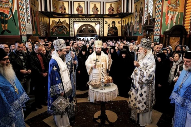 HILJADE VERNIKA SA SVEĆAMA, MOLITVE I ČUDESNA POJAVA BOGORODICE: Veličanstveno praznično sabranje na jedinom mestu u Srbiji gde se Majka Božija javila