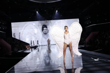 BELA HADID sve iznenadila izlaskom na pistu, a ĐIĐI je briljirala - "Viktorijas sikret" u znaku glamura najpoznatijih sestara (FOTO)