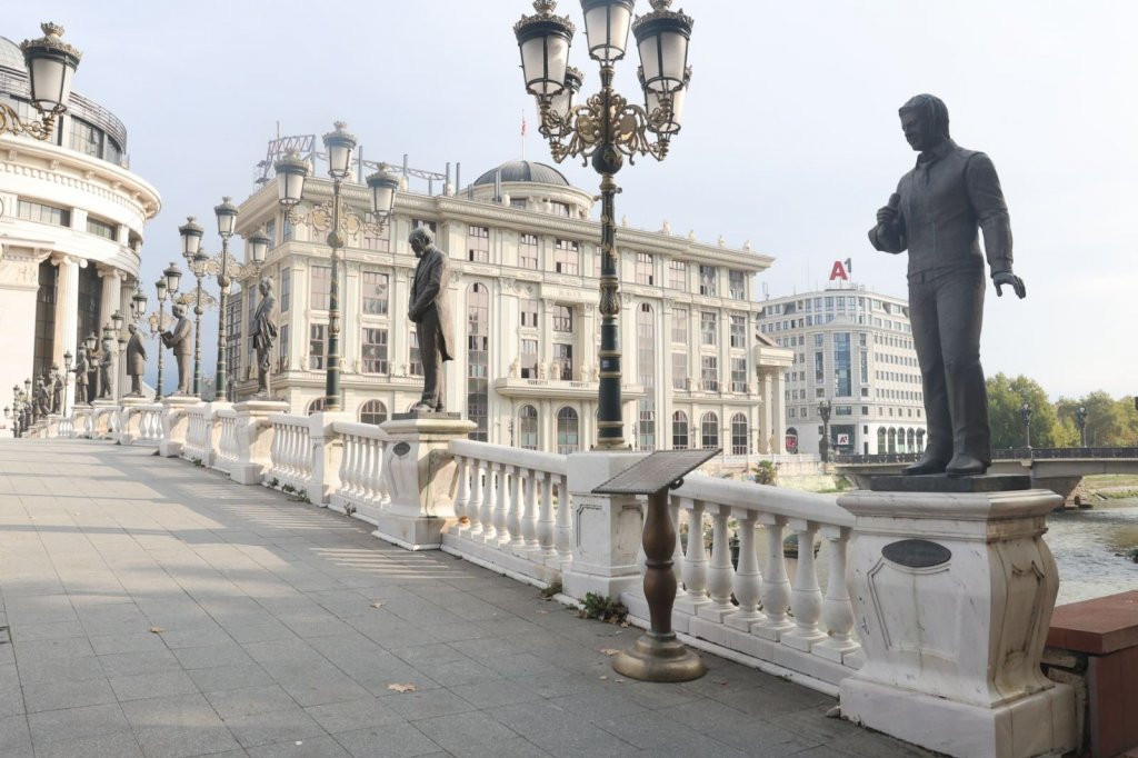 Skulptura Tošeta Proeskog na Mostu umetnosti