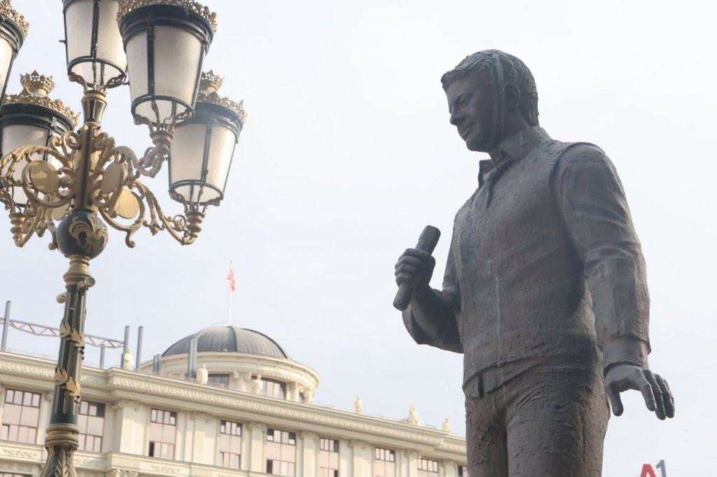 Skulptura Tošeta Proeskog na Mostu umetnosti