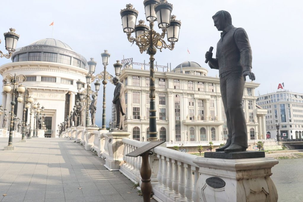 Skulptura Tošeta Proeskog na Mostu umetnosti