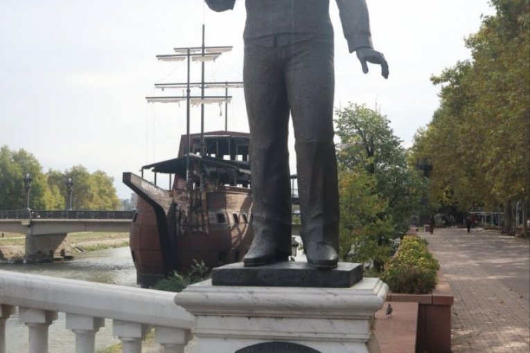 Skulptura Tošeta Proeskog na Mostu umetnosti