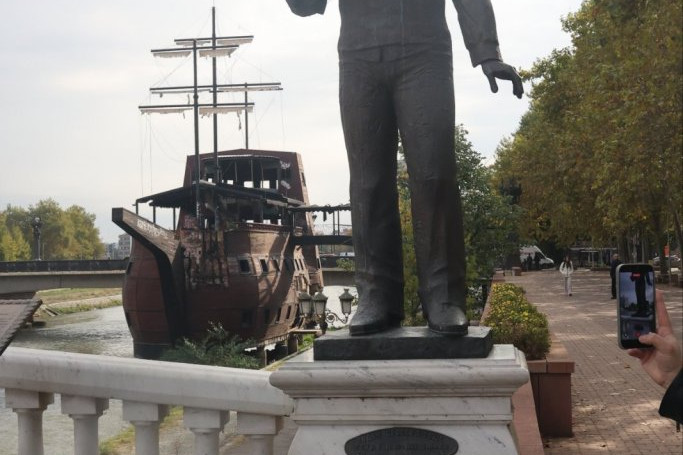 Skulptura Tošeta Proeskog na Mostu umetnosti