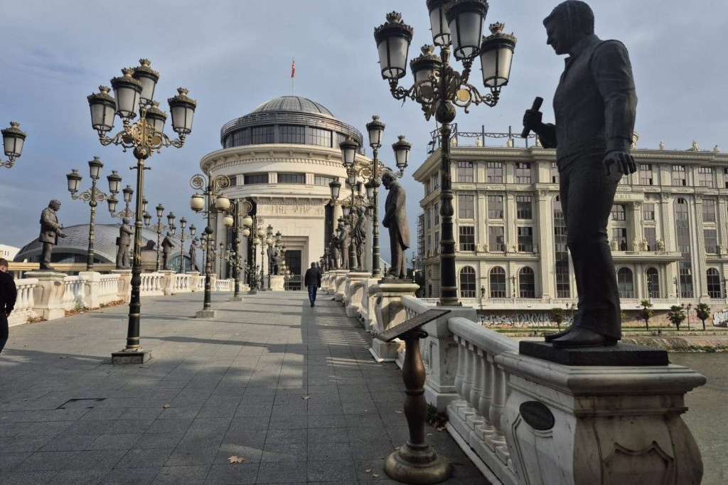 Skulptura Tošeta Proeskog na Mostu umetnosti