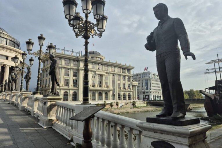 Skulptura Tošeta Proeskog na Mostu umetnosti