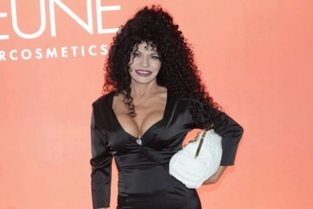 SLAVLJE U DOMU LIDIJE VUKIĆEVIĆ! Glumica podelila sve na Instagramu, a u pozadini se vidi osoba koju svi Srbi vole!