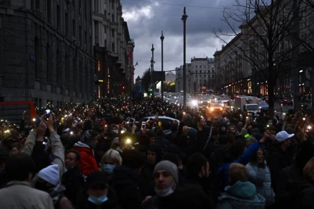 "KAD CAR UMRE PONOVO ĆEMO IGRATI" Čudo u Sankt Peterburgu - stotine mladih Rusa na ulicama pevalo zabranjenu pesmu (VIDEO)