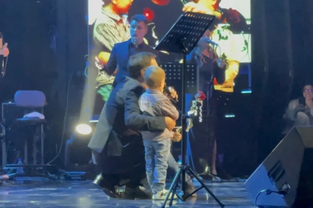 KEBA OSTAO BEZ TEKSTA, ODMAH PREKINUO KONCERT! Poskakali na binu, ovo nose u rukama! (VIDEO)