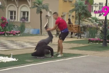 ASMIN SE PROSUO NA BETON, UKUĆANI HITNO PRITRČALI U POMOĆ: Drama u Beloj kući, Durdžić pao kao pokošen!