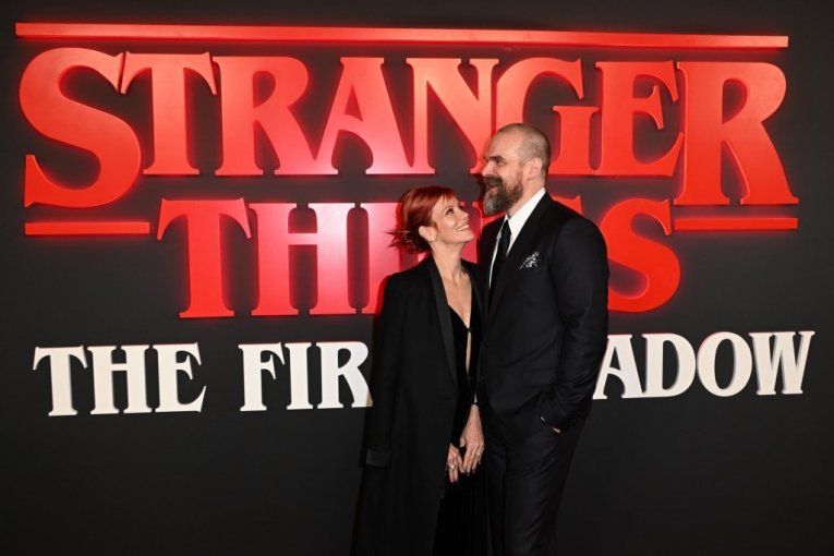 Dejvid Harbor i Lili Alen