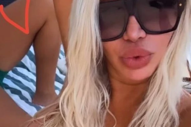 DARA OTPUTOVALA U DUBAI S MISTERIOZNIM MUŠKARCEM! Pevačici SEVNULE BUJNE grudi, PADAJU VILICE!