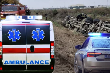 STRAŠNA NESREĆA! KOMBI SA DECOM SLETEO SA AUTO-PUTA KOD NOVOG SADA! Poginulo jedno dete, povređeno sedmoro dečaka!