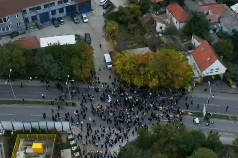 PUKLI BLOKADERI ISPRED INFORMERA! Najavili da će doći cela Srbija, a okupilo ih se jedva 100! (FOTO)