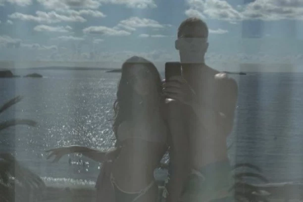 NAŠ GLUMAC OTPUTOVAO U TOPLIJE KRAJEVE SA ATRAKTIVNOM CRNKOM! Sve obelodanio na instagramu!