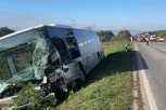 TEŠKA NESREĆA KOD TUZLE! Autobus pun putnika sleteo s puta, više osoba povređeno!