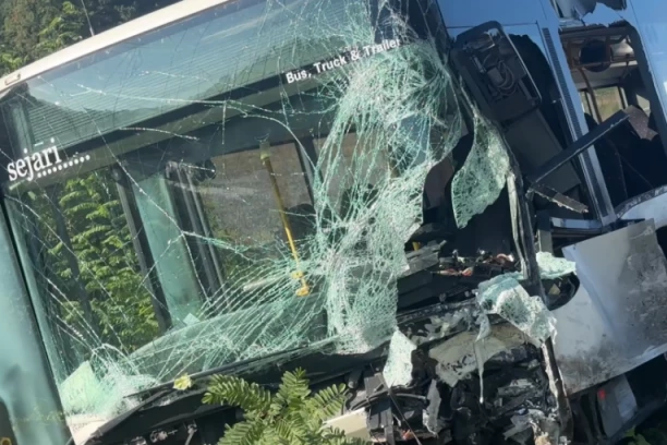 PREVRNUO SE AUTOBUS PUN PUTNIKA! Najmanje 16 osoba POGINULO!