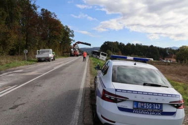 POGINUO MLADIĆ KOD VLADIMIRACA! Vozač bio pod dejstvom alkohola, automobil sleteo u kanal pored puta!